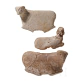 Drei tiergestaltige Anh&auml;nger und zahlreiche Perlen aus Stein und Perlmutt, sp&auml;te Jungsteinzeit Vorderasiens, sp&auml;tes 4. - fr&uuml;hes 3. Jtsd. v. Chr.