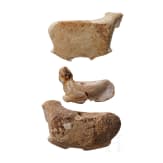 Drei tiergestaltige Anh&auml;nger und zahlreiche Perlen aus Stein und Perlmutt, sp&auml;te Jungsteinzeit Vorderasiens, sp&auml;tes 4. - fr&uuml;hes 3. Jtsd. v. Chr.