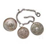 Silberkette mit drei verzierten Phalerae, finno-ugrisch, 10. - 11. Jhdt.