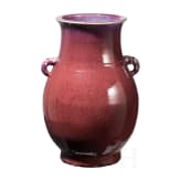 Sang-de-boeuf glasierte Vase mit Elefanten-Henkeln, Qing-Dynastie, 19. Jhdt.