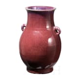 Sang-de-boeuf glasierte Vase mit Elefanten-Henkeln, Qing-Dynastie, 19. Jhdt.