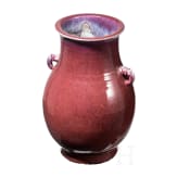 Sang-de-boeuf glasierte Vase mit Elefanten-Henkeln, Qing-Dynastie, 19. Jhdt.