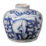 Kleines blau-wei&szlig;es Gef&auml;&szlig; mit Hirschen, China, Ming-Dynastie (1368 - 1644)