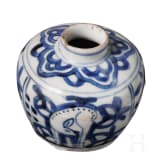 Kleines blau-wei&szlig;es Gef&auml;&szlig; mit Hirschen, China, Ming-Dynastie (1368 - 1644)