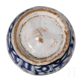 Kleines blau-wei&szlig;es Gef&auml;&szlig; mit Hirschen, China, Ming-Dynastie (1368 - 1644)