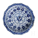 Blau-wei&szlig;e Tazza (Fu&szlig;schale), China, 19. Jhdt.