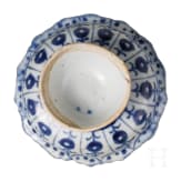 Blau-wei&szlig;e Tazza (Fu&szlig;schale), China, 19. Jhdt.
