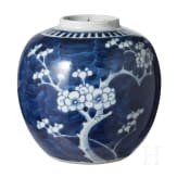 Blau-wei&szlig;er Ingwertopf mit Prunusdekor, China, sp&auml;tes 19. Jhdt.