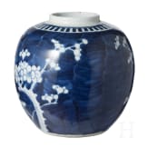 Blau-wei&szlig;er Ingwertopf mit Prunusdekor, China, sp&auml;tes 19. Jhdt.