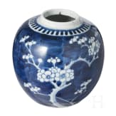 Blau-wei&szlig;er Ingwertopf mit Prunusdekor, China, sp&auml;tes 19. Jhdt.