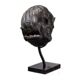 Romanischer m&auml;nnlicher Kopf aus pierre noire de Tournai, Tournai, 12. Jhdt.