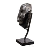 Romanischer m&auml;nnlicher Kopf aus pierre noire de Tournai, Tournai, 12. Jhdt.