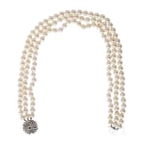 Dreireihige Akoya-Perlenkette mit Smaragd und Diamanten