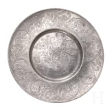 Gravierter Breitrandteller aus Zinn, fl&auml;misch, um 1700
