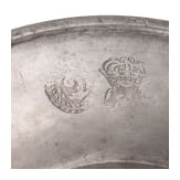 Gravierter Breitrandteller aus Zinn, fl&auml;misch, um 1700