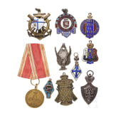 Neun Abzeichen und eine Medaille, 19./20. Jhdt.