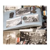 Konvolut Fotos, Orden und Abzeichen