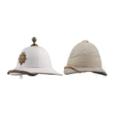 Zwei Tropenhelme und ein Stahlhelm, 20. Jhdt.