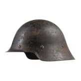 Zwei Tropenhelme und ein Stahlhelm, 20. Jhdt.