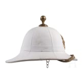 Zwei Tropenhelme und ein Stahlhelm, 20. Jhdt.
