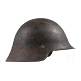 Zwei Tropenhelme und ein Stahlhelm, 20. Jhdt.