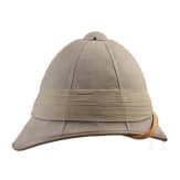 Zwei Tropenhelme und ein Stahlhelm, 20. Jhdt.