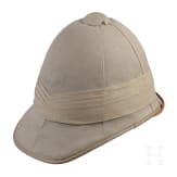 Zwei Tropenhelme und ein Stahlhelm, 20. Jhdt.