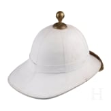 Zwei Tropenhelme und ein Stahlhelm, 20. Jhdt.