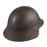 Zwei Tropenhelme und ein Stahlhelm, 20. Jhdt.