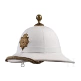 Zwei Tropenhelme und ein Stahlhelm, 20. Jhdt.