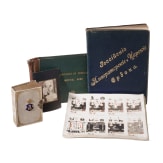 Gedenkbuch mit Chiffre "A" unter Gro&szlig;herzogskrone, Foto von Gro&szlig;f&uuml;rst Sergey Alexandrovich und Elisaveta Feodorovna sowie zwei B&uuml;cher, Russland, 1901 - 1914