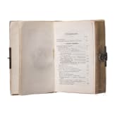 Gedenkbuch mit Chiffre "A" unter Gro&szlig;herzogskrone, Foto von Gro&szlig;f&uuml;rst Sergey Alexandrovich und Elisaveta Feodorovna sowie zwei B&uuml;cher, Russland, 1901 - 1914