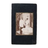 Gedenkbuch mit Chiffre "A" unter Gro&szlig;herzogskrone, Foto von Gro&szlig;f&uuml;rst Sergey Alexandrovich und Elisaveta Feodorovna sowie zwei B&uuml;cher, Russland, 1901 - 1914