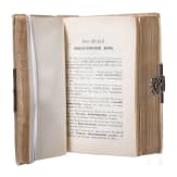 Gedenkbuch mit Chiffre "A" unter Gro&szlig;herzogskrone, Foto von Gro&szlig;f&uuml;rst Sergey Alexandrovich und Elisaveta Feodorovna sowie zwei B&uuml;cher, Russland, 1901 - 1914