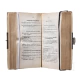 Gedenkbuch mit Chiffre "A" unter Gro&szlig;herzogskrone, Foto von Gro&szlig;f&uuml;rst Sergey Alexandrovich und Elisaveta Feodorovna sowie zwei B&uuml;cher, Russland, 1901 - 1914