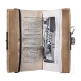 Gedenkbuch mit Chiffre "A" unter Gro&szlig;herzogskrone, Foto von Gro&szlig;f&uuml;rst Sergey Alexandrovich und Elisaveta Feodorovna sowie zwei B&uuml;cher, Russland, 1901 - 1914
