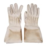 Feldm&uuml;tze f&uuml;r Mannschaften der K&uuml;rassier-Regimenter Garde du Corps oder Nr. 4 und ein Paar Lederhandschuhe