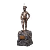 Bronzeskulptur eines Grenadiers als Abschiedsgeschenk des Offizierskorps des Grenadier-Regts. K&ouml;nig Karl (5. W&uuml;rtt.) Nr. 123 an einen Major, 1910