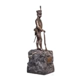Bronzeskulptur eines Grenadiers als Abschiedsgeschenk des Offizierskorps des Grenadier-Regts. K&ouml;nig Karl (5. W&uuml;rtt.) Nr. 123 an einen Major, 1910