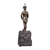 Bronzeskulptur eines Grenadiers als Abschiedsgeschenk des Offizierskorps des Grenadier-Regts. K&ouml;nig Karl (5. W&uuml;rtt.) Nr. 123 an einen Major, 1910