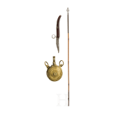 Bambuspfeil, Pulverflasche und Okapi-Klappmesser, Indien/Marokko/deutsch, 19./20. Jhdt.