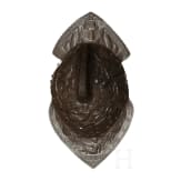 Getriebene und vergoldete Parade-Sturmhaube im Stil der Renaissance, Mailand, um 1860