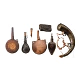 Sechs Pulverh&ouml;rner und ein Kartuschkasten, orientalisch, 19. Jhdt.