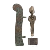 Bronzestatuette des Osiris und bronzene Maat-Feder, Sp&auml;tzeit, mittleres Drittel 1. Jtsd. v. Chr.