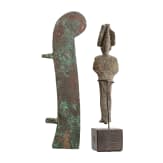 Bronzestatuette des Osiris und bronzene Maat-Feder, Sp&auml;tzeit, mittleres Drittel 1. Jtsd. v. Chr.