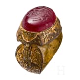 Verzierter und vergoldeter Bronzering mit beschriftetem Cabochon aus Karneol, seldschukisch, 12. - 13. Jhdt.
