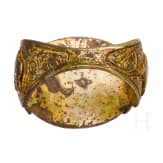 Verzierter und vergoldeter Bronzering mit beschriftetem Cabochon aus Karneol, seldschukisch, 12. - 13. Jhdt.