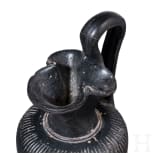 Oichnoche aus schwarzer Glanztonkeramik und Sch&auml;lchen, Gro&szlig;griechenland, 3. Jhdt. v. Chr.