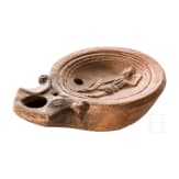 &Ouml;llampe mit Darstellung eines Gladiators, r&ouml;misch, Mitte 1. Jhdt. n. Chr.