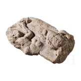 Relieffragment mit Mithraskopf und Cautes mit Fackel, 3. Jhdt. n. Chr.